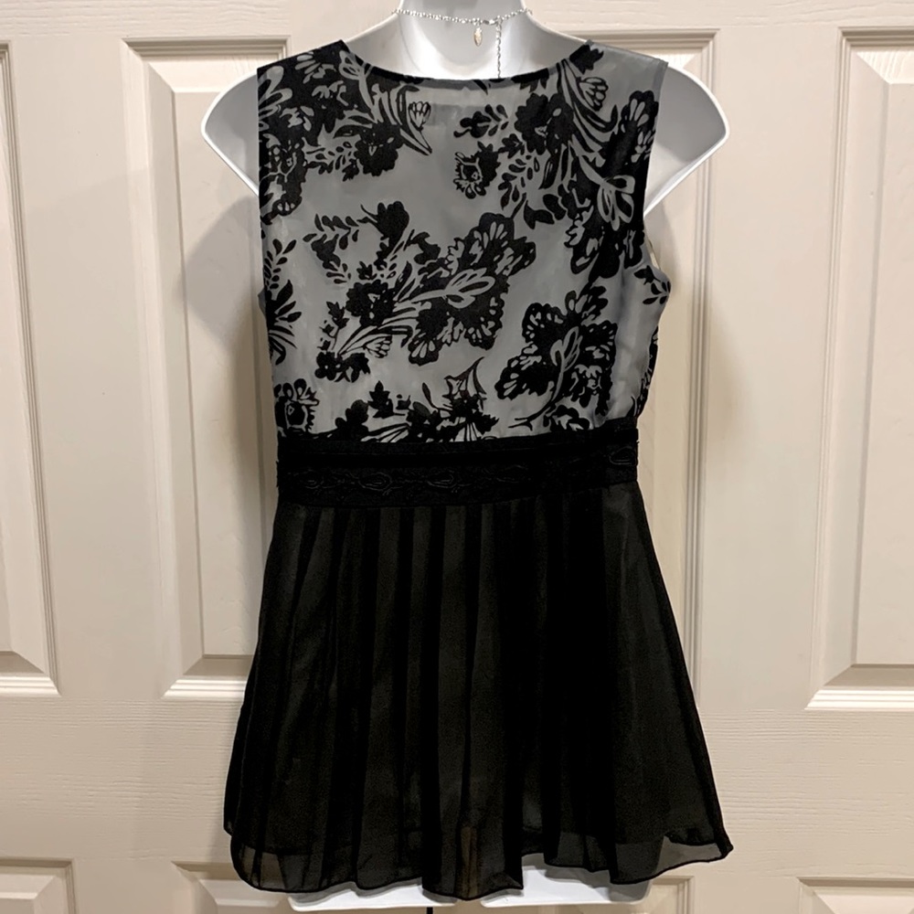 Floral mesh pleated bottom blouse - Picture 7 of 8